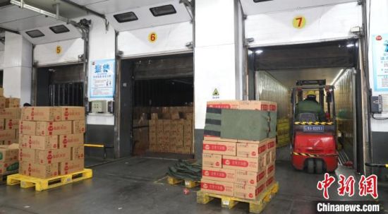 　图为叉车工人将速冻食品摆放整齐。 惠济区委宣传部供图